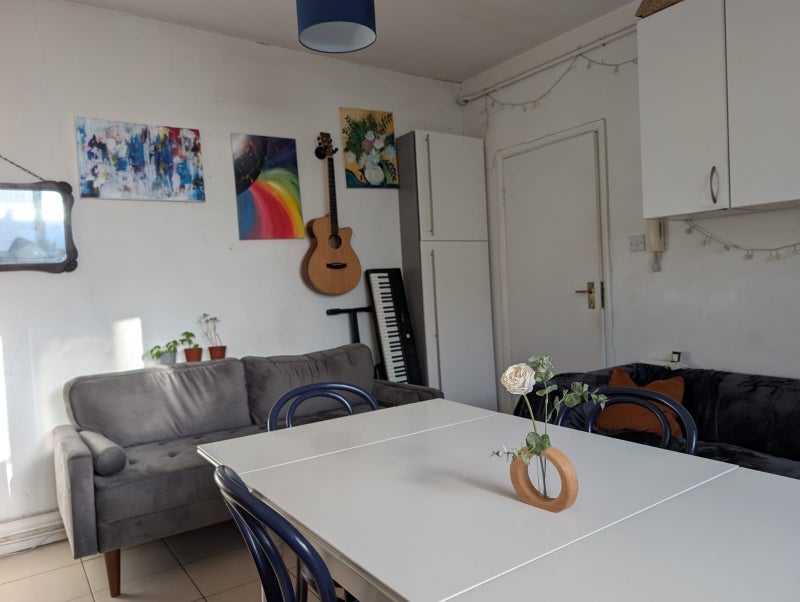 Room Kentish Town Road in Greater London