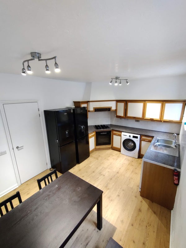 Room Wapping Wall in Greater London