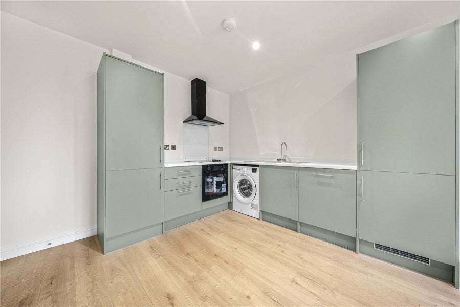 Flat Connaught Road in Woking