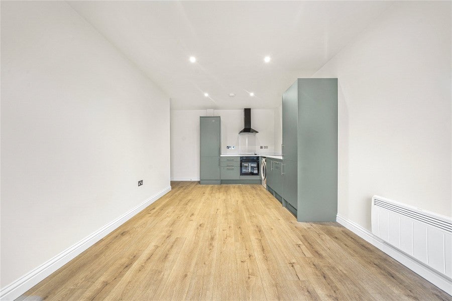 Flat Connaught Road in Woking