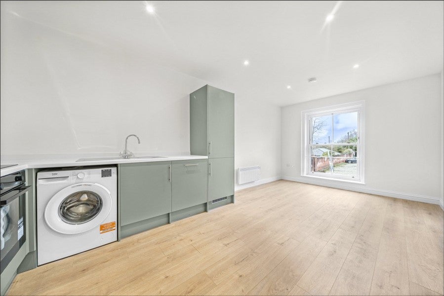 Flat Connaught Road in Woking