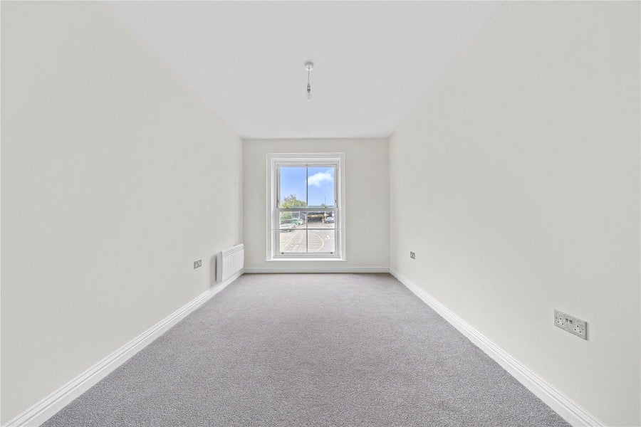 Flat Connaught Road in Woking