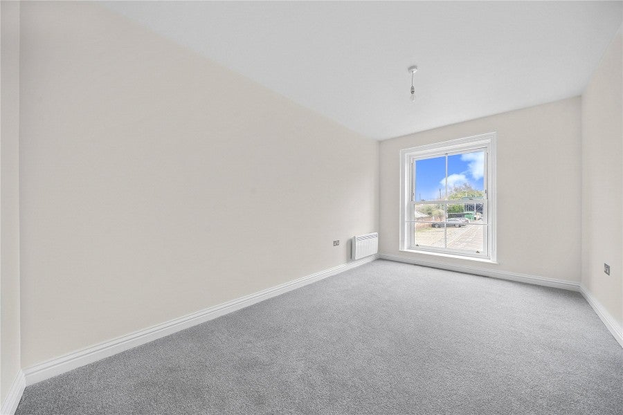 Flat Connaught Road in Woking