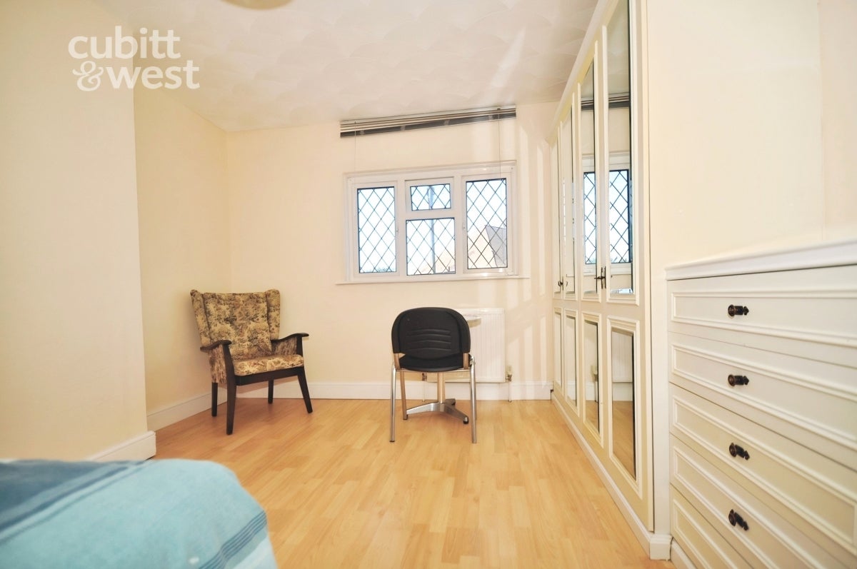 Room Wheatcroft Grove in Rainham