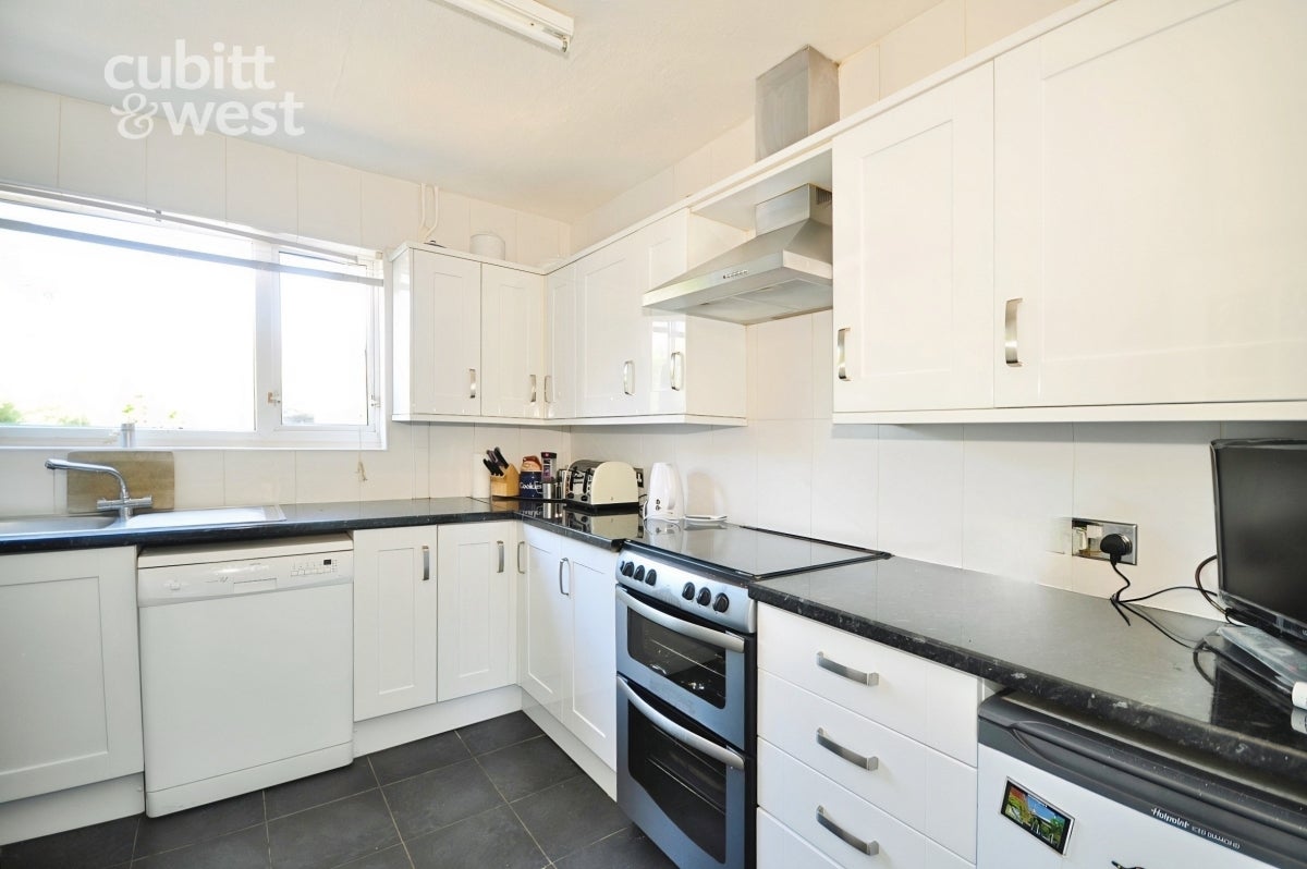 Room Wheatcroft Grove in Rainham
