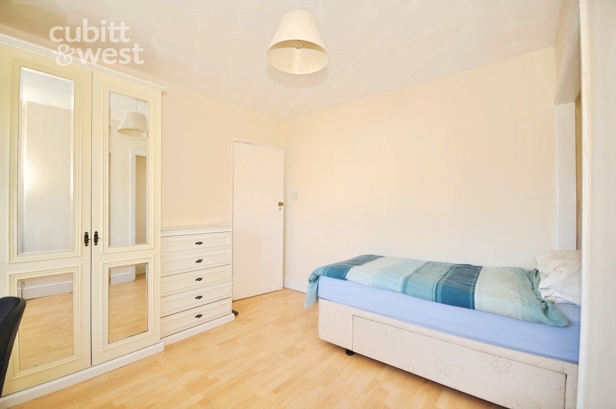 Room Wheatcroft Grove in Rainham