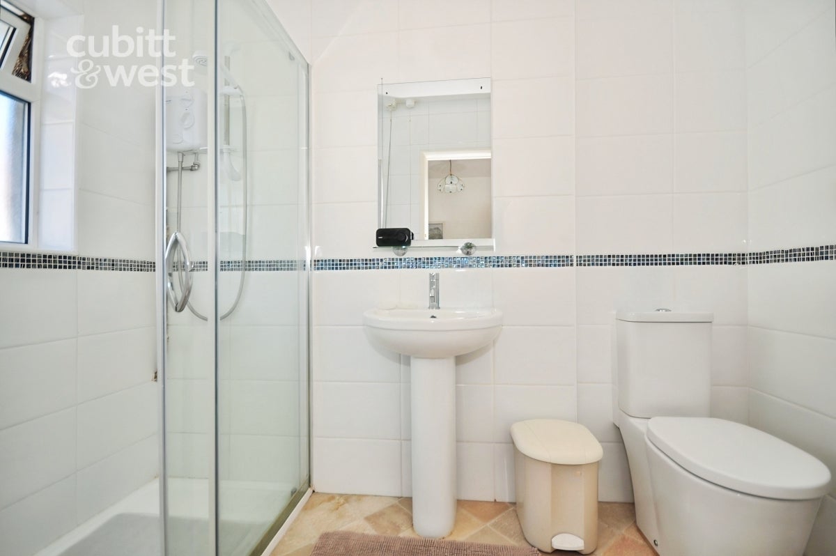 Room Wheatcroft Grove in Rainham