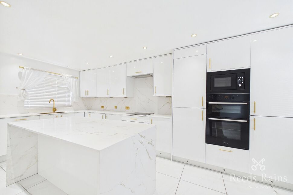 Flat Howarth Close in Manchester