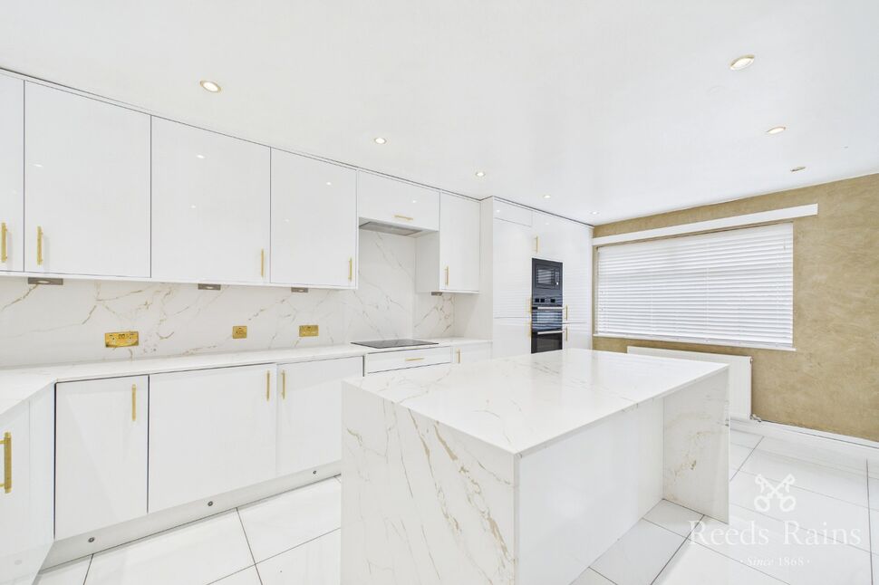 Flat Howarth Close in Manchester