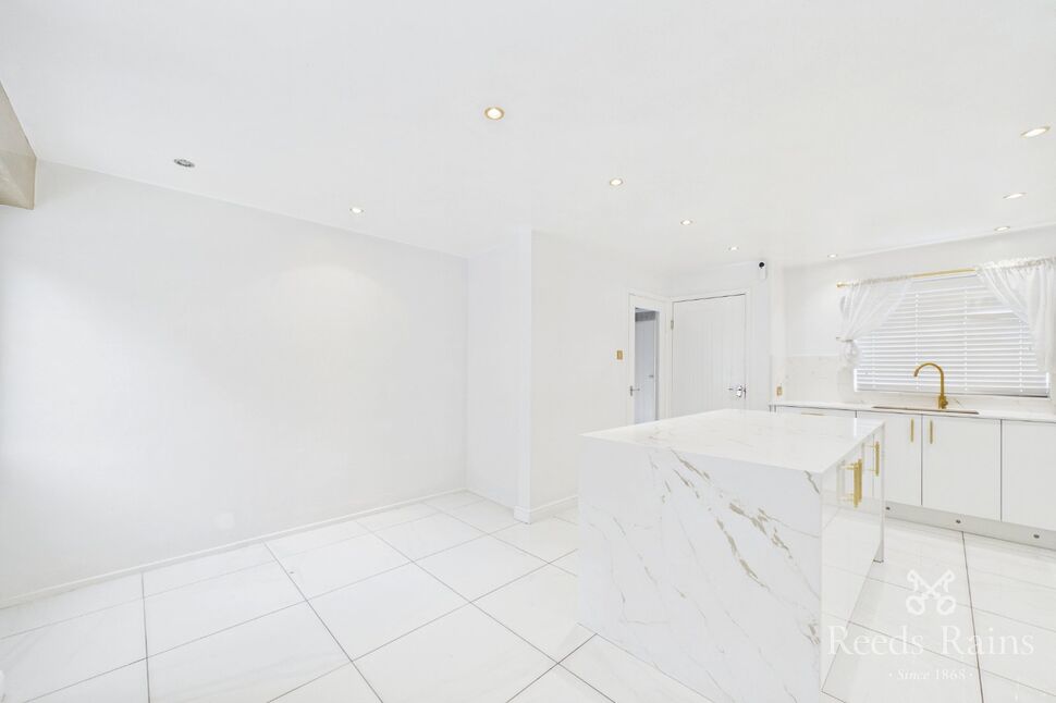 Flat Howarth Close in Manchester