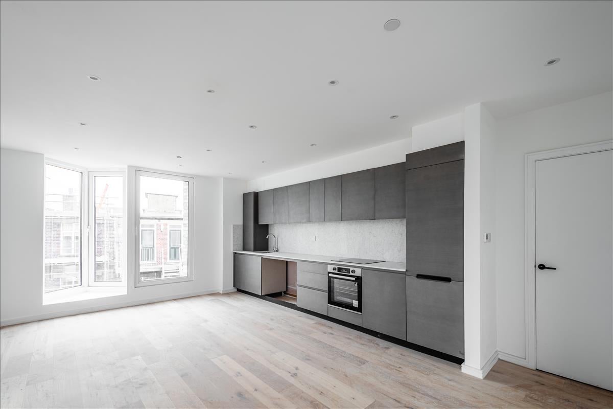 Flat Powell Road in Greater London