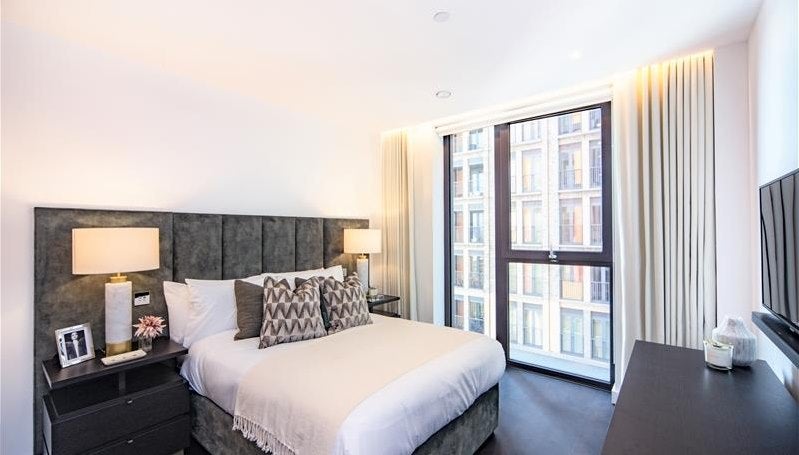 Flat Ponton Road in Greater London