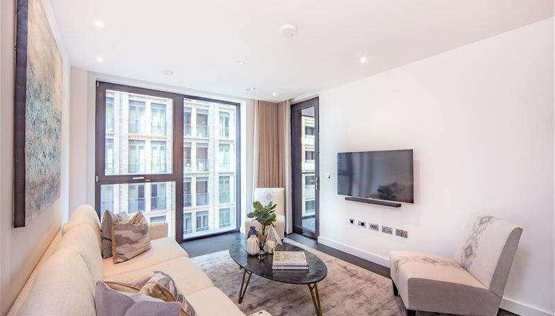Flat Ponton Road in Greater London