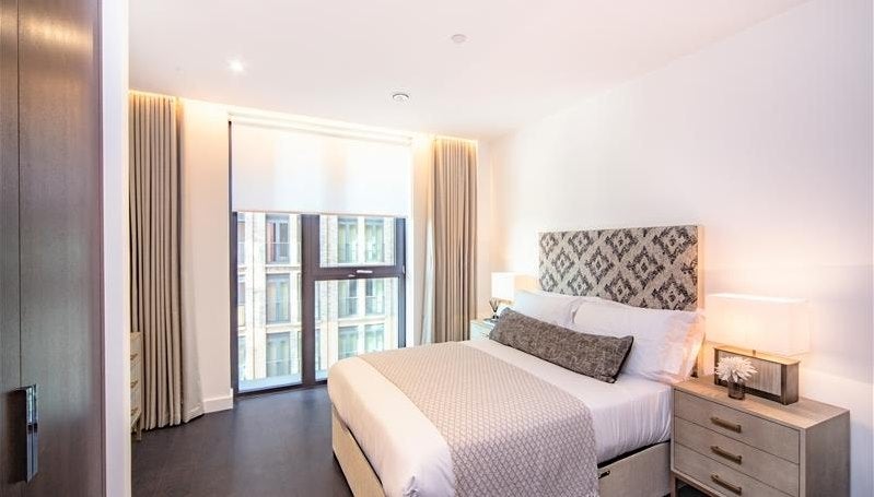 Flat Ponton Road in Greater London
