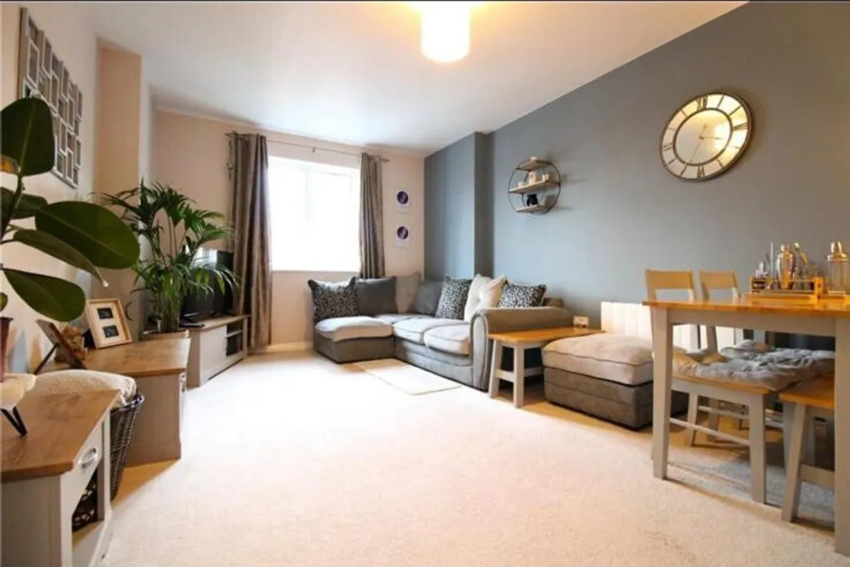 Flat Swan Close in Stratton St. Margaret