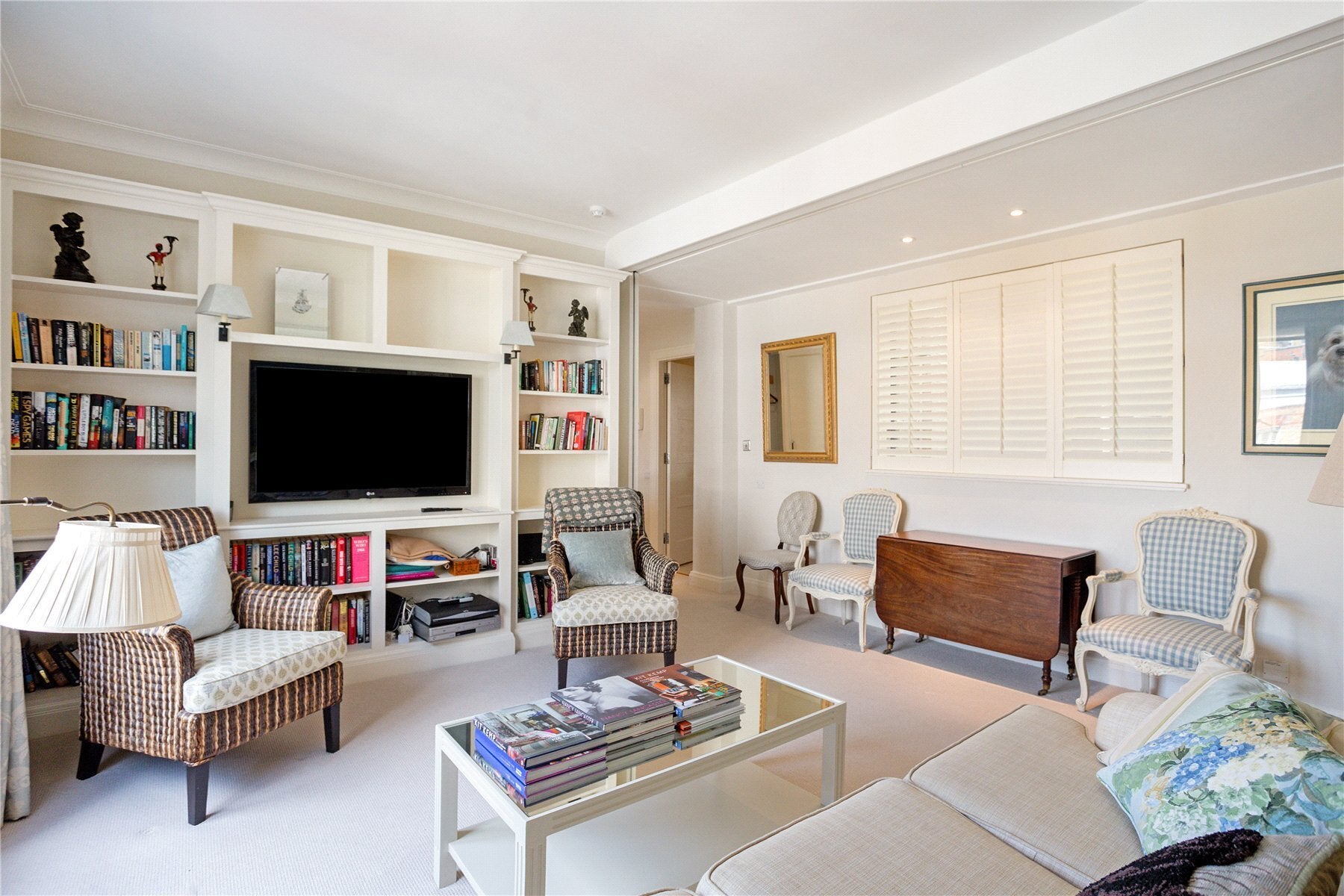 Flat Sloane Court East in Greater London