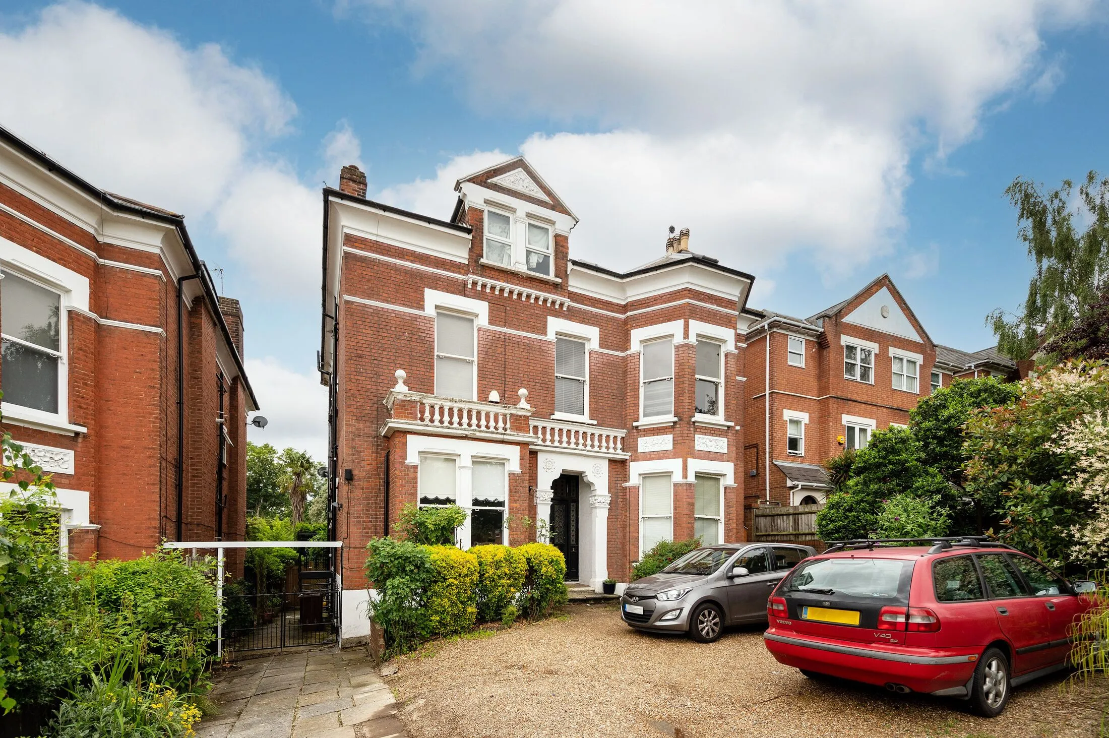 Flat Hermitage Road in Greater London