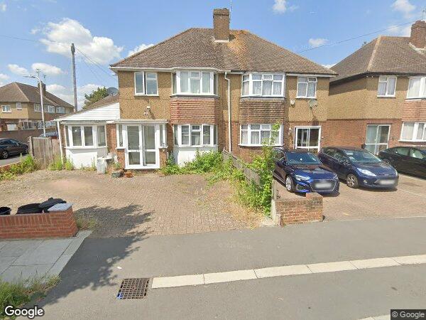 Flat Glebe Avenue in Greater London