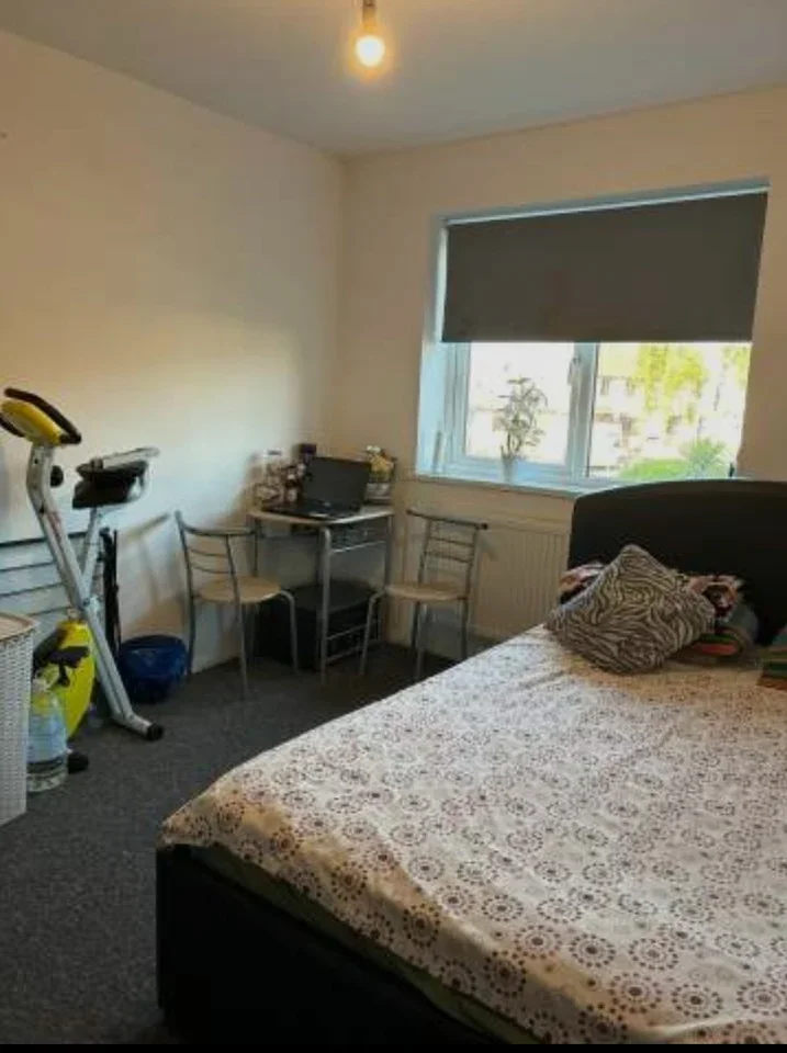 Room Laburnum Avenue in Greater London