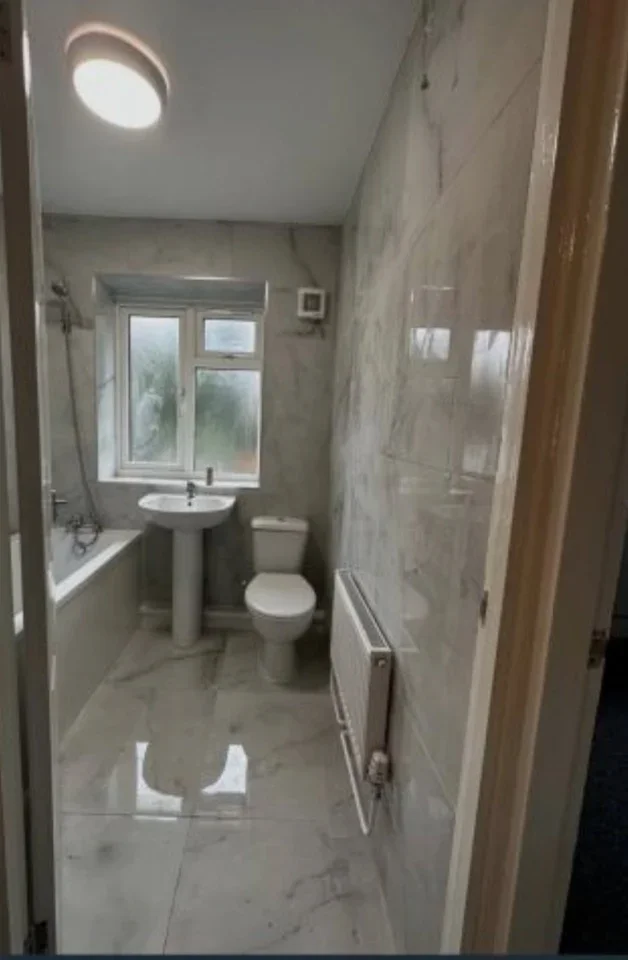 Room Laburnum Avenue in Greater London