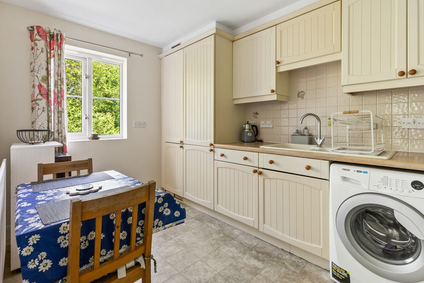 Flat Delfont Close in Crawley