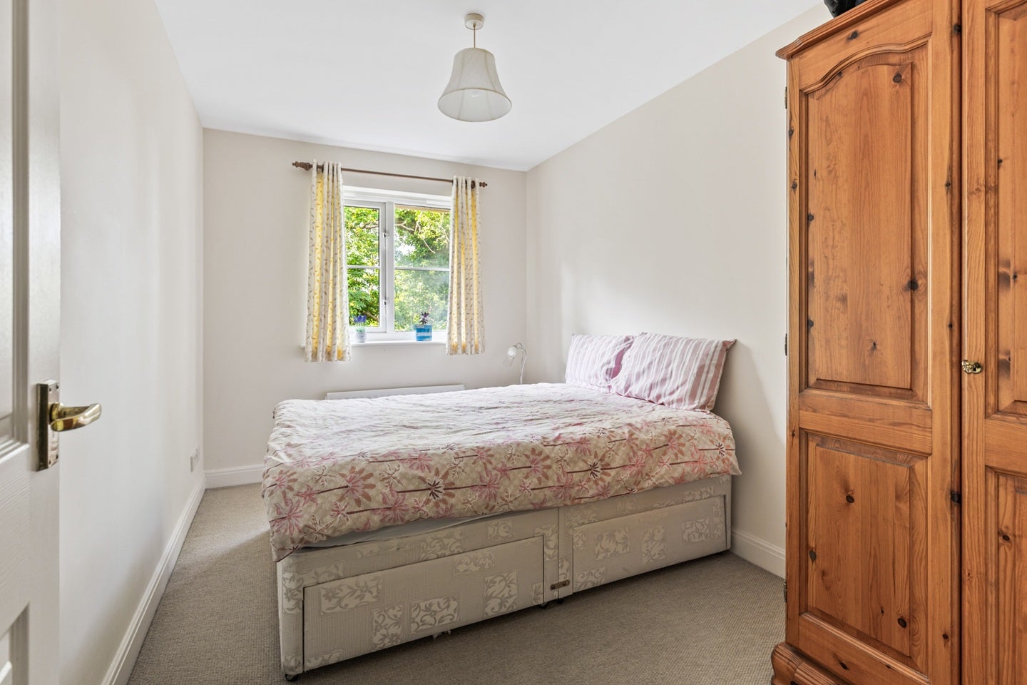Flat Delfont Close in Crawley