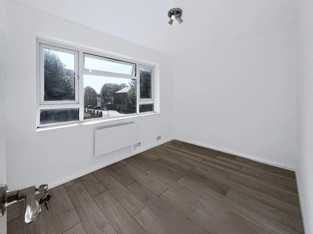 Flat Lansdowne Road in Greater London