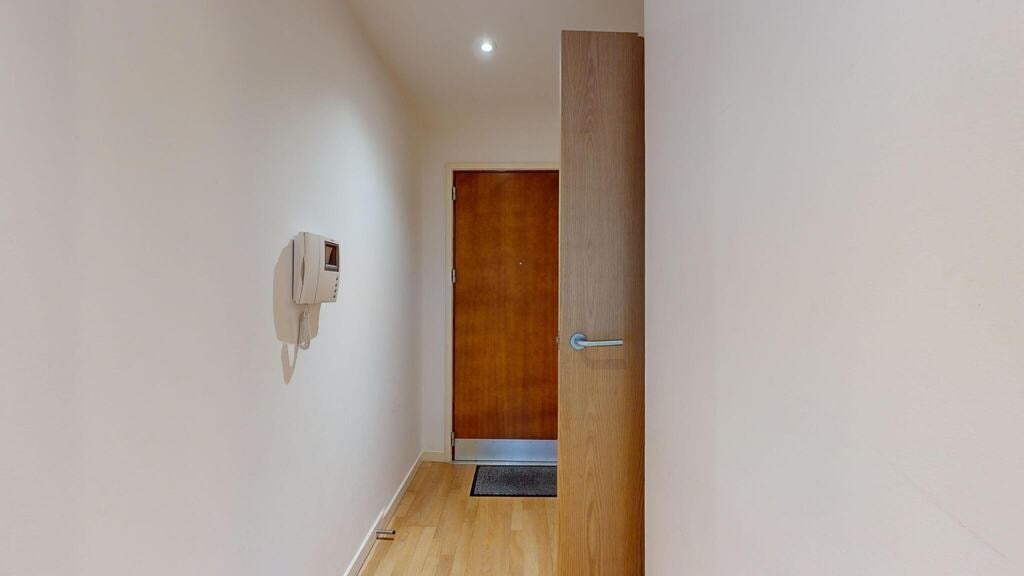 Flat Spa Road in Greater London