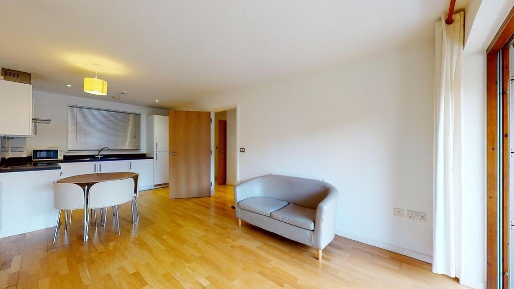 Flat Spa Road in Greater London