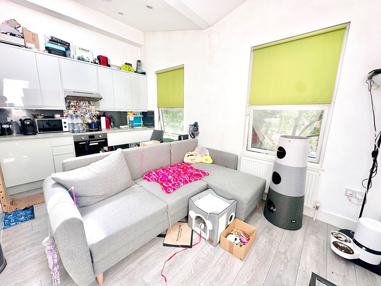 Flat Dalling Road in Greater London