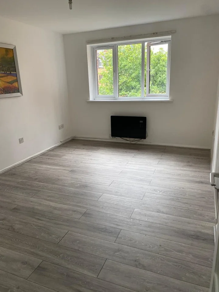 Flat Jack Clow Road in Greater London