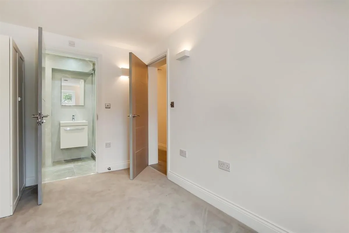 Flat Pellatt Road in Greater London