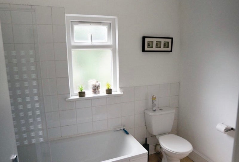 Room Askew Road in Greater London