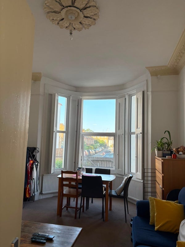 Room Askew Road in Greater London