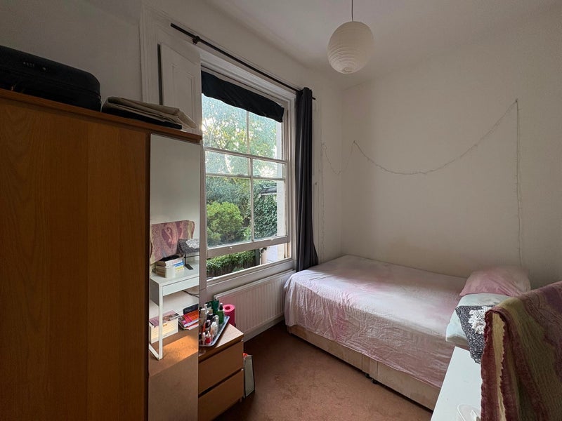 Room Askew Road in Greater London