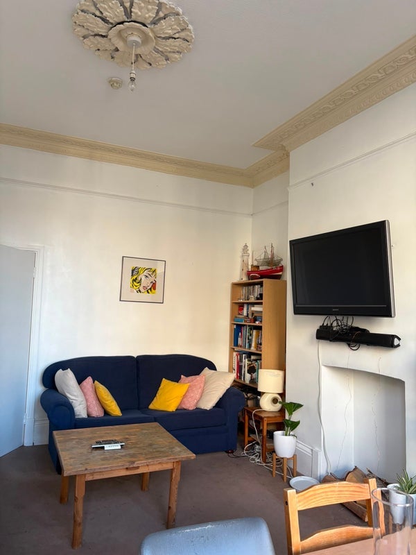 Room Askew Road in Greater London