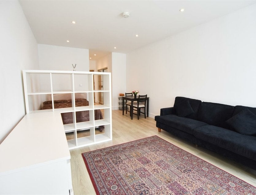 Flat Spring Promenade in Greater London