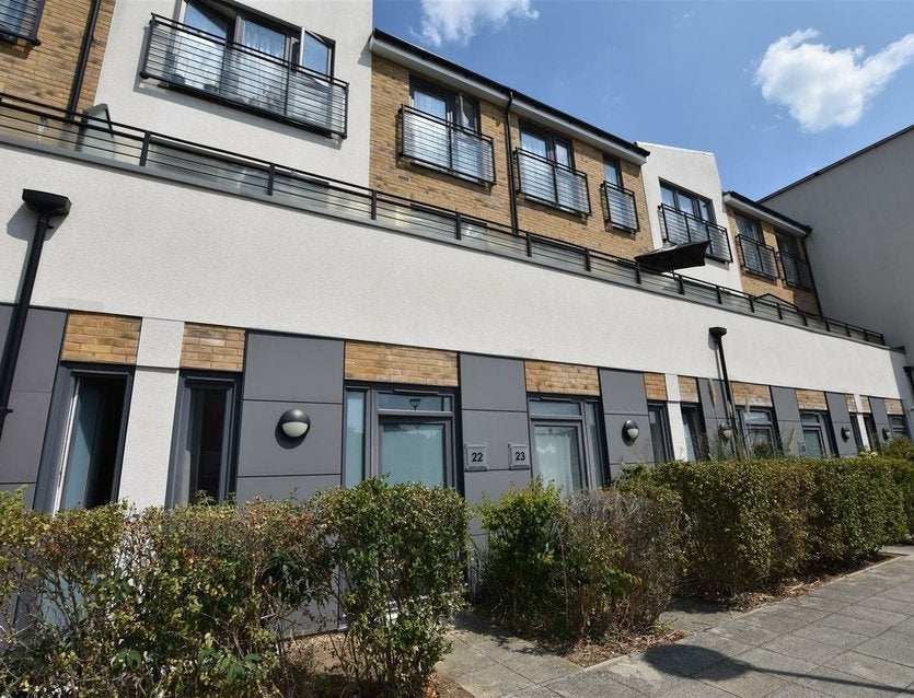 Flat Spring Promenade in Greater London