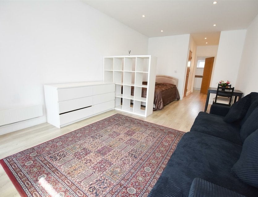 Flat Spring Promenade in Greater London