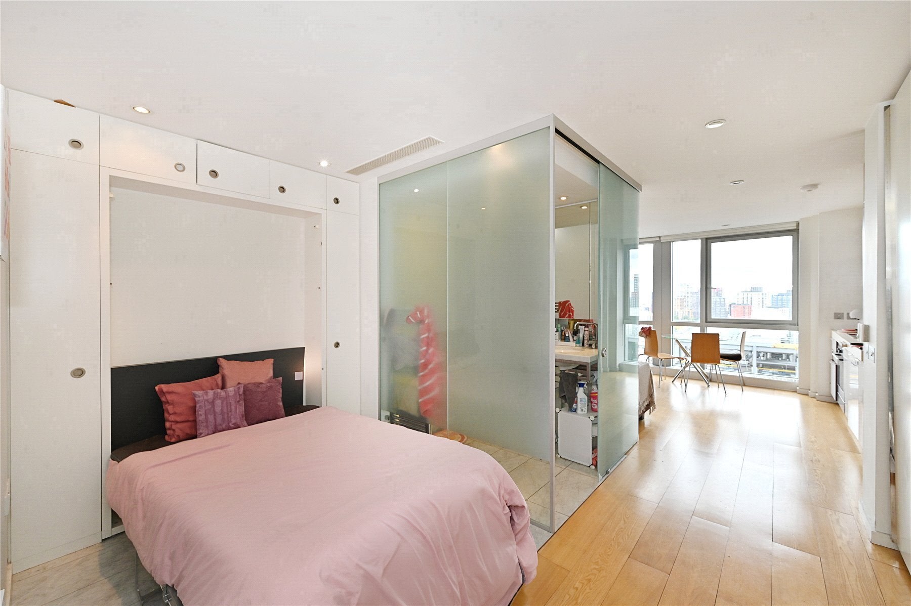 Flat Fairmont Avenue in Greater London