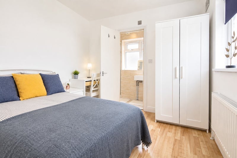 Room High Road Leytonstone in Greater London