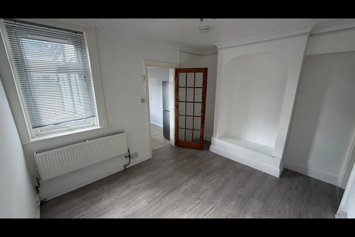 Flat Worplesdon Road in Guildford