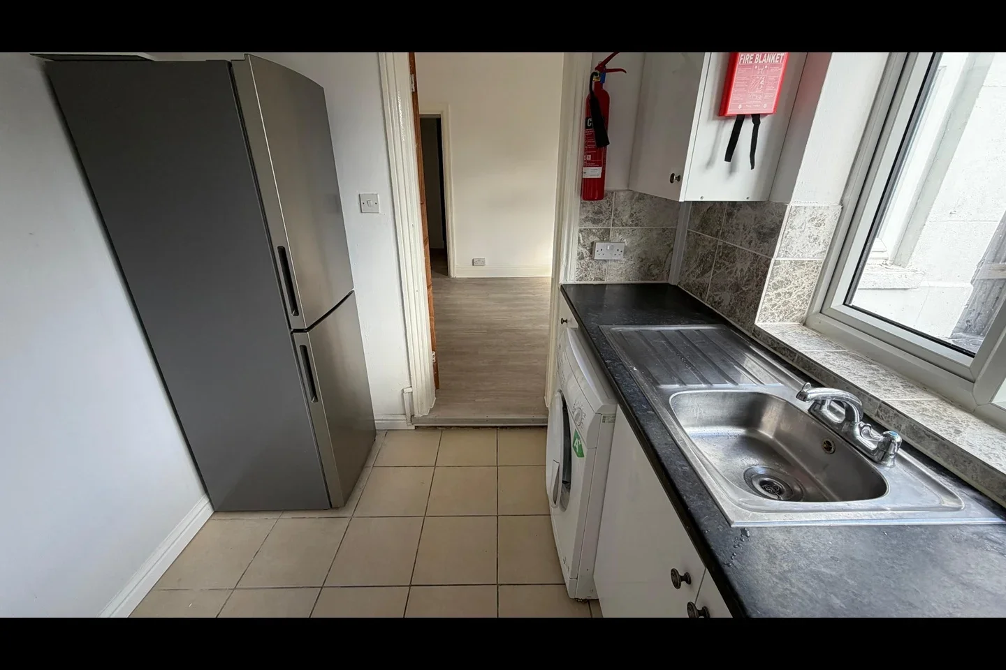 Flat Worplesdon Road in Guildford