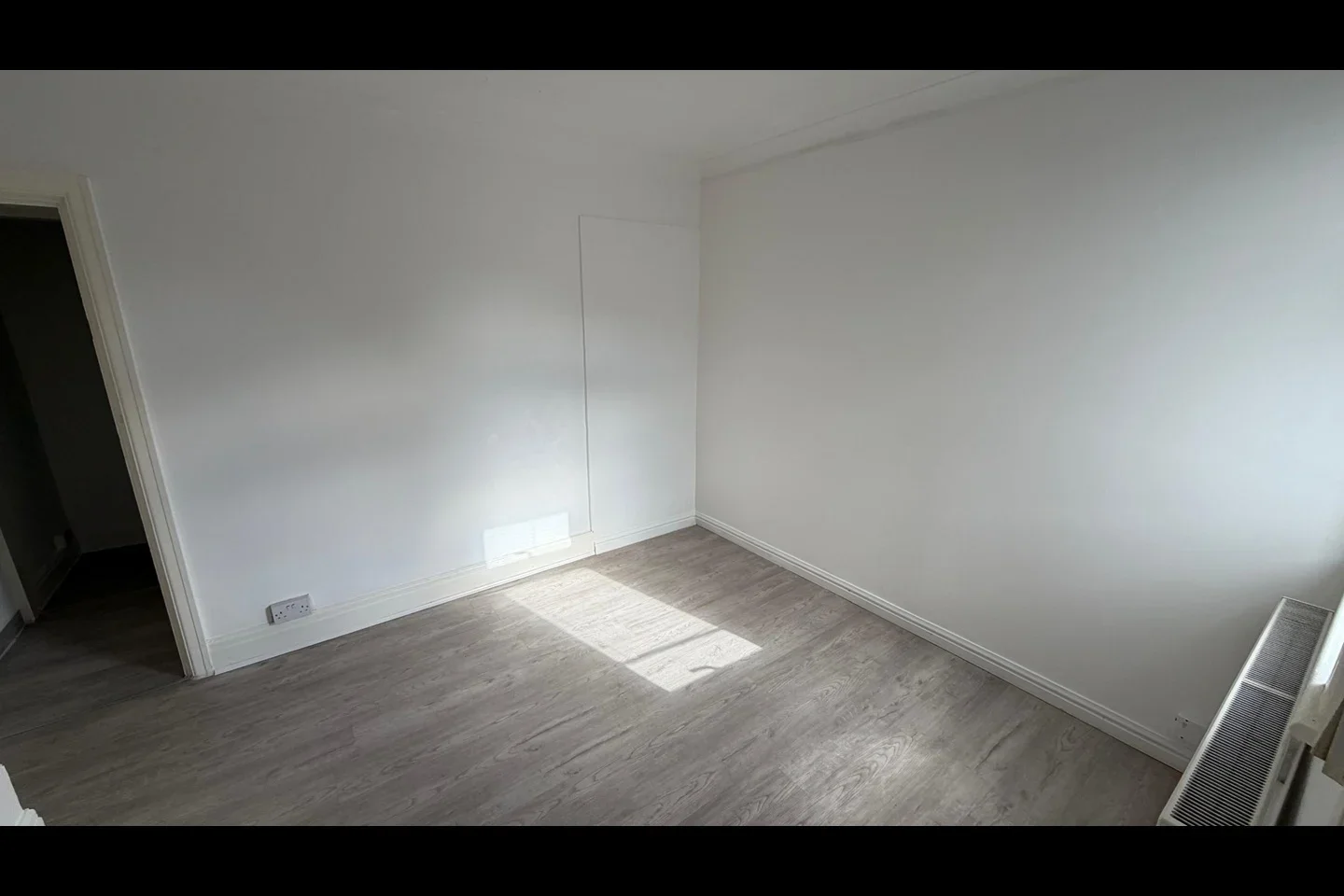 Flat Worplesdon Road in Guildford