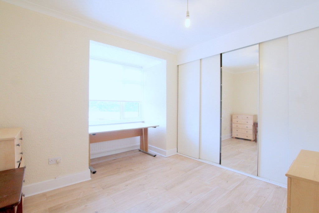 Flat Twickenham Road in Greater London