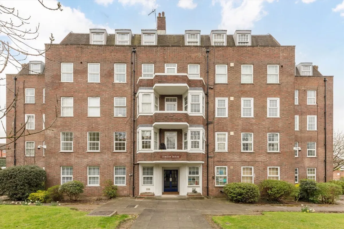 Flat Western Avenue in Greater London