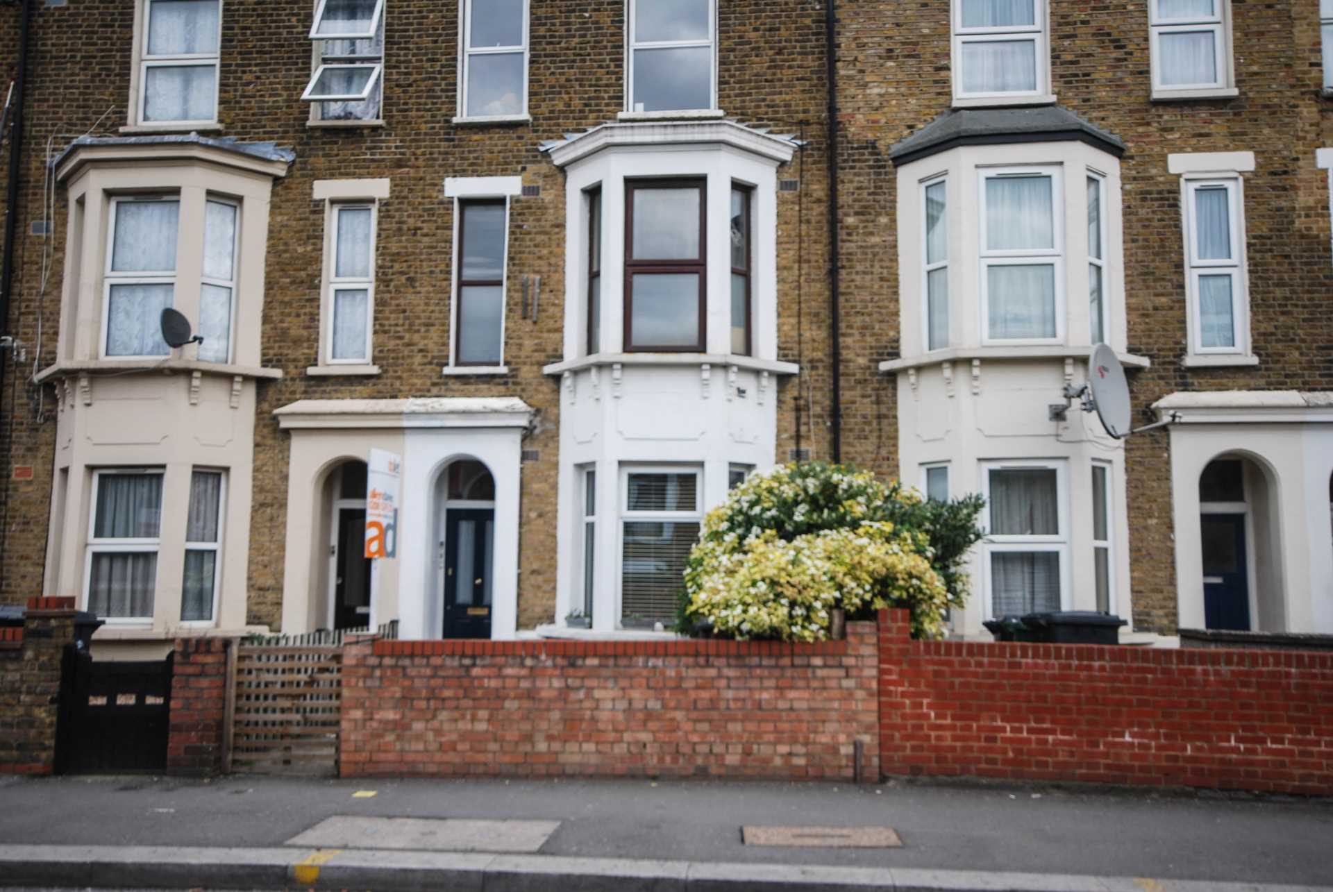 Flat Grange Park Road in Greater London