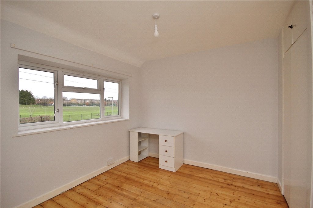 Room Larch Avenue in Guildford