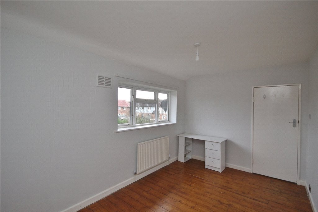 Room Larch Avenue in Guildford