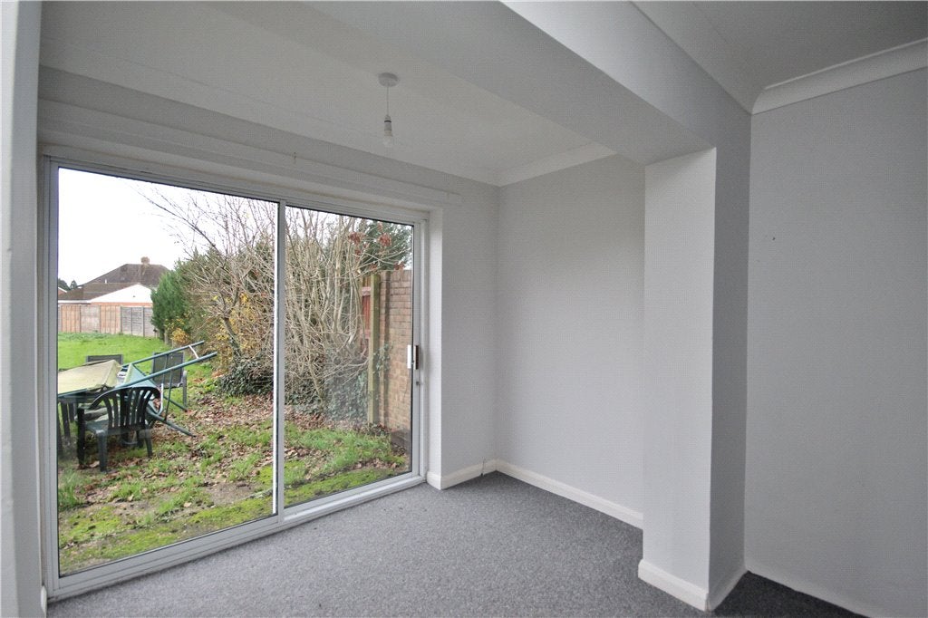Room Larch Avenue in Guildford